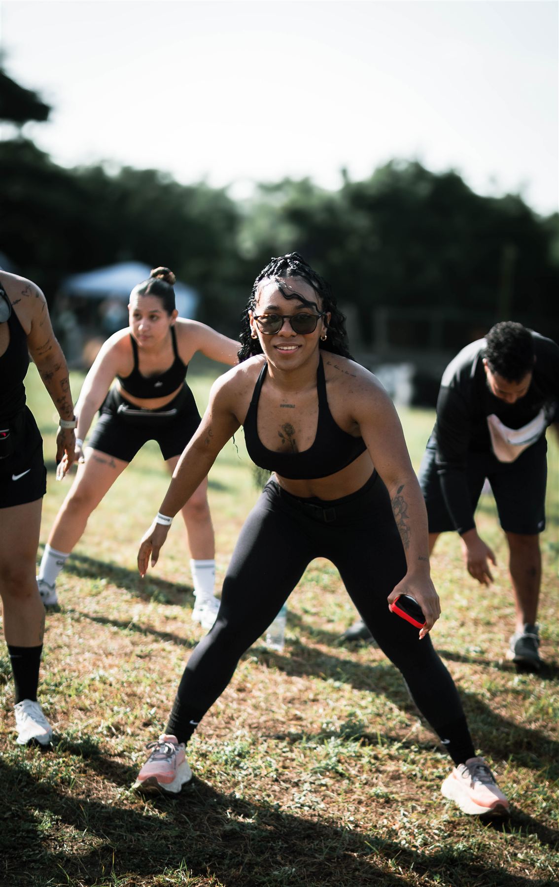 Emy dirigiendo un entrenamiento grupal al aire libre